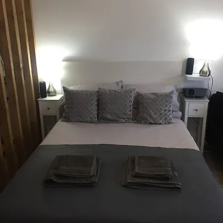 Puerto Banus Beachfront Retreat: Terrace, Pool & Tennis *