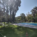 Puerto Banus Near Beachfront, Big Sunny Terrace, Pool, Tennis Court, Parking & Movies Projector Apartman