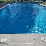 Puerto Banus Near Beachfront, Big Sunny Terrace, Pool, Tennis Court, Parking & Movies Projector Apartman