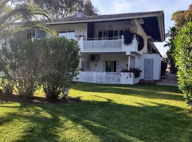 Puerto Banus Near Beachfront, Big Sunny Terrace, Pool, Tennis Court, Parking & Movies Projector アパート