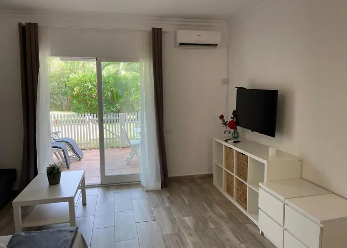 Puerto Banus Near Beachfront, Big Sunny Terrace, Pool, Tennis Court, Parking & Movies Projector マルベーリャ